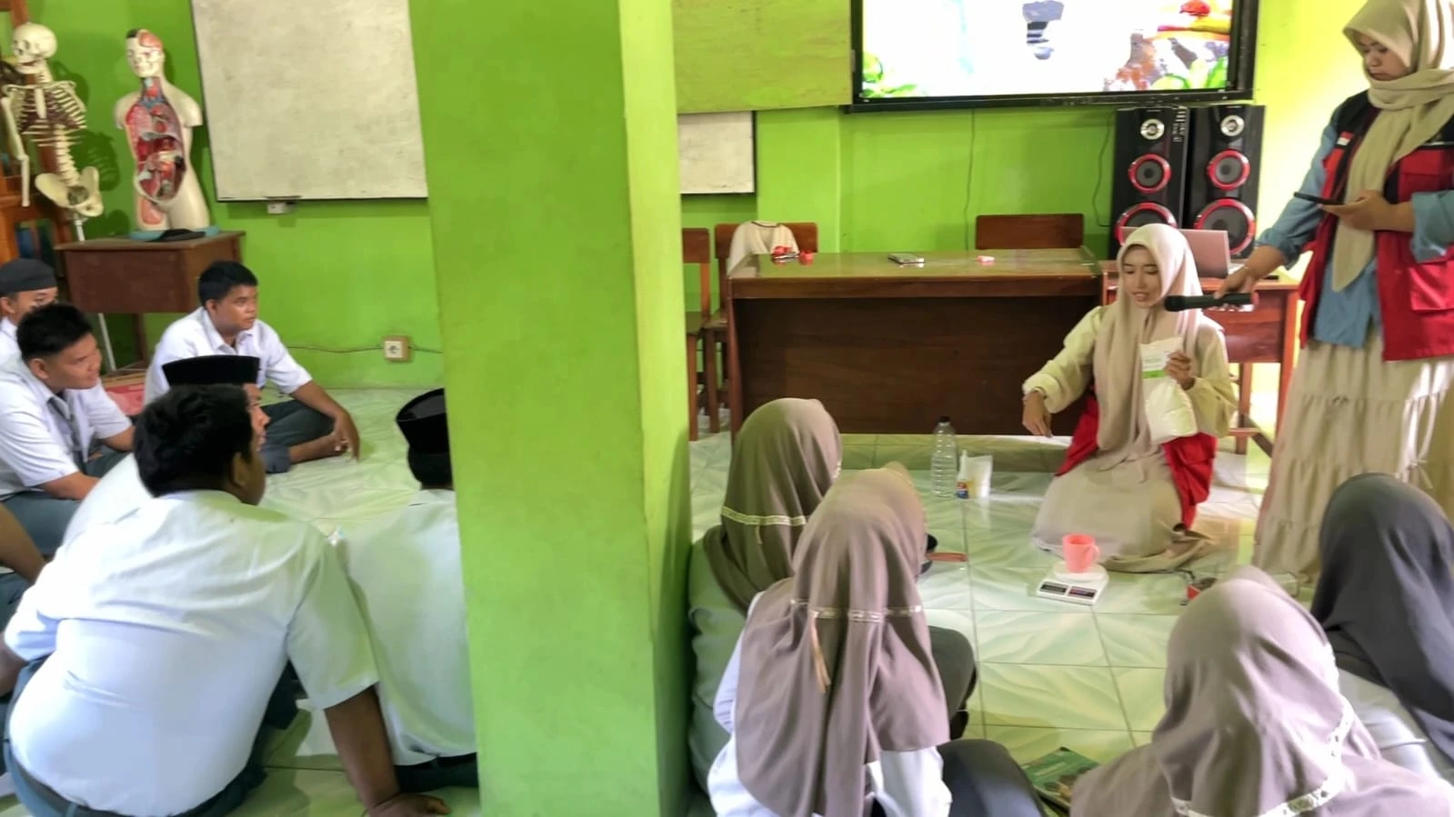 Mahasiswa KKN Tematik Gelombang 115 Universitas Hasanuddin memandu praktik pembuatan bioplastik berbahan pati singkong kepada siswa kelas XII MA Darus Sa’adah As’adiyah Lancirang, Kelurahan Lancirang, 3 Februari 2026, sebagai bagian dari edukasi sains polimer dan penguatan kesadaran lingkungan berbasis potensi lokal.